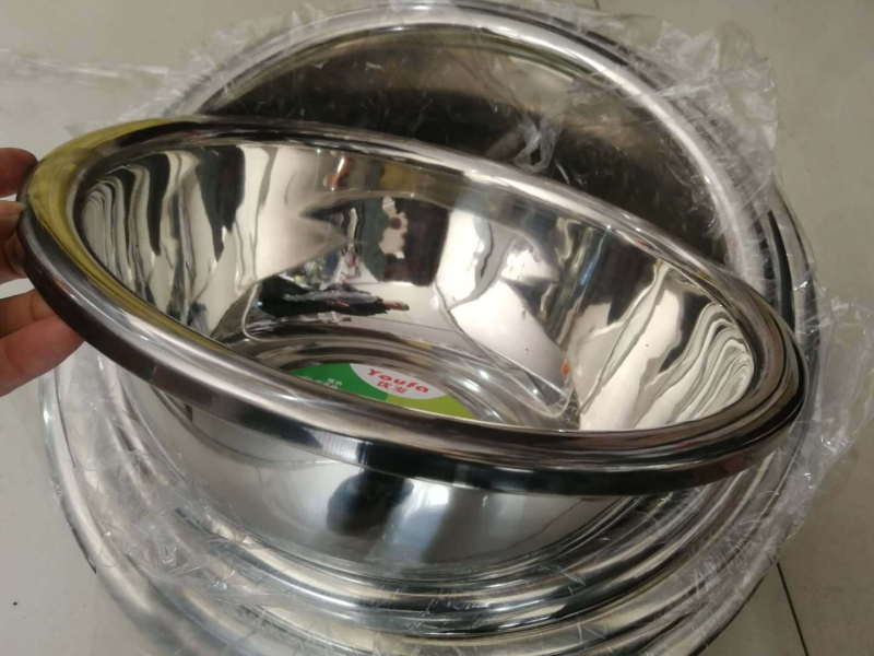 Velika posuda od nehrđajućeg čelika sa širokim rubom za juhu i pranje povrća