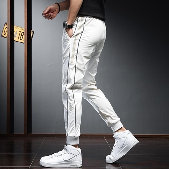 Muške sportske duge hlače od ice silk, slim-fit, tanke, bijeli prugasti uzorak, prozračne