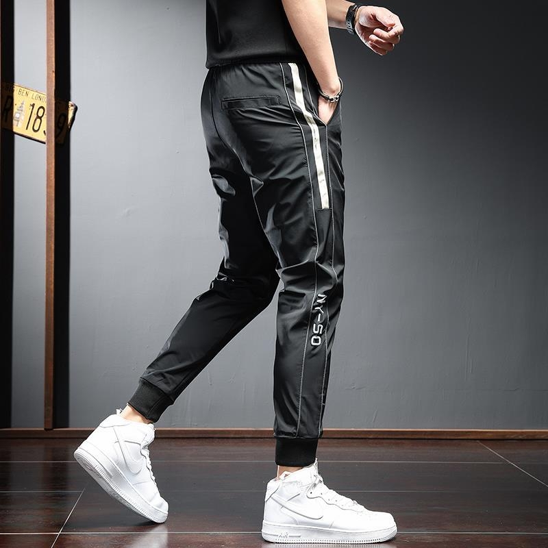 Muške sportske duge hlače od ice silk, slim-fit, tanke, bijeli prugasti uzorak, prozračne