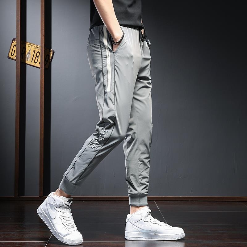 Muške sportske duge hlače od ice silk, slim-fit, tanke, bijeli prugasti uzorak, prozračne