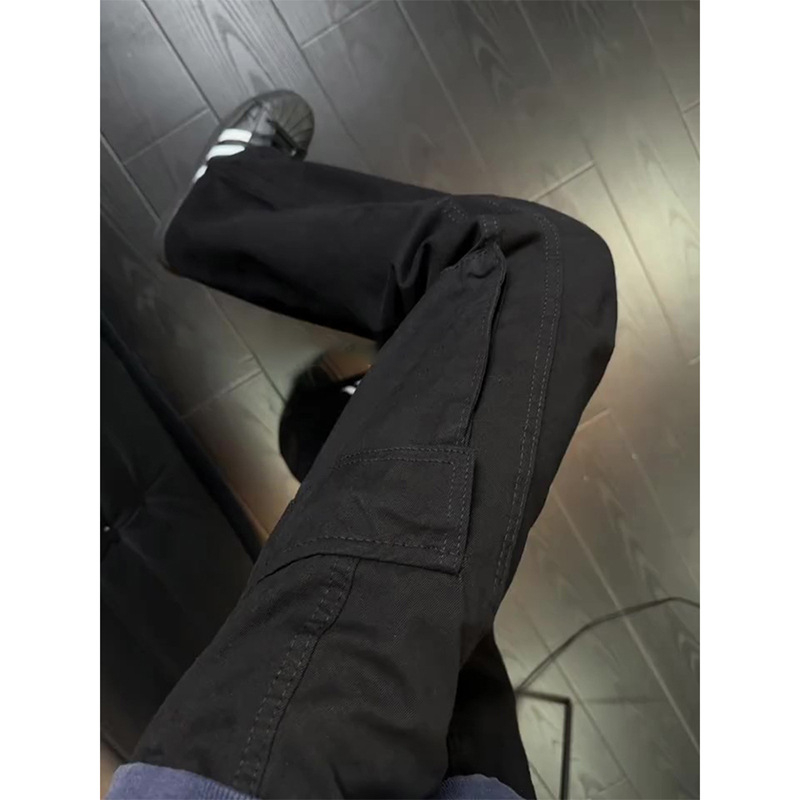 Crne muške traperice u workwear stilu sa zakrivljenim rubom, zimske, čist kroj, dojam visoke kvalitete, američki high-street stil s blagim širenjem nogavica
