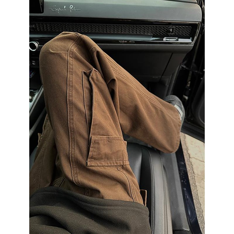 Crne muške traperice u workwear stilu sa zakrivljenim rubom, zimske, čist kroj, dojam visoke kvalitete, američki high-street stil s blagim širenjem nogavica