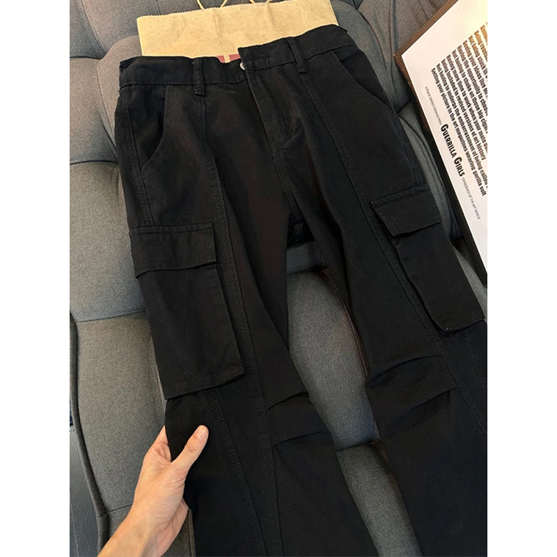 Crne muške traperice u workwear stilu sa zakrivljenim rubom, zimske, čist kroj, dojam visoke kvalitete, američki high-street stil s blagim širenjem nogavica