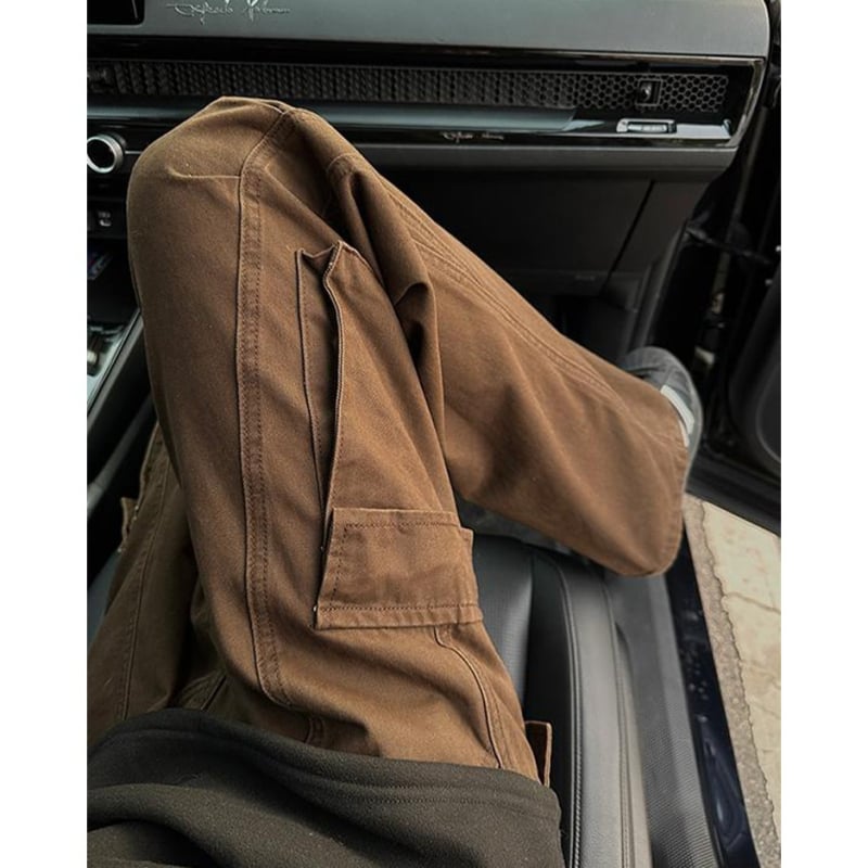 Crne muške traperice u workwear stilu sa zakrivljenim rubom, zimske, čist kroj, dojam visoke kvalitete, američki high-street stil s blagim širenjem nogavica