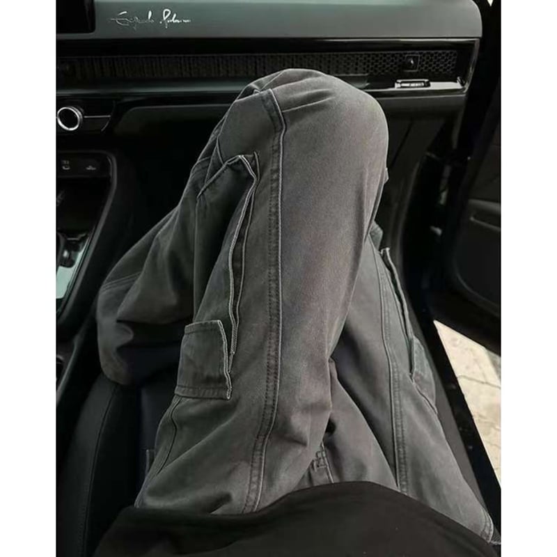 Crne muške traperice u workwear stilu sa zakrivljenim rubom, zimske, čist kroj, dojam visoke kvalitete, američki high-street stil s blagim širenjem nogavica