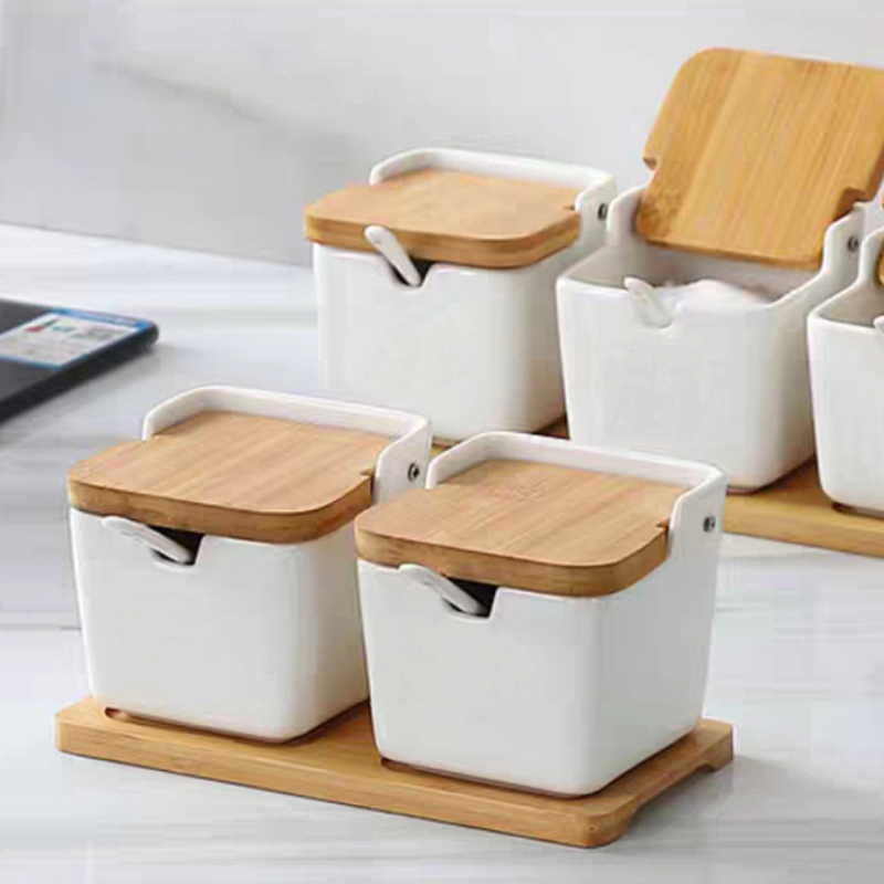 Set kvadratnih keramičkih posuda za začine s drvenim poklopcem – skandinavski minimalistički stil kuhinje