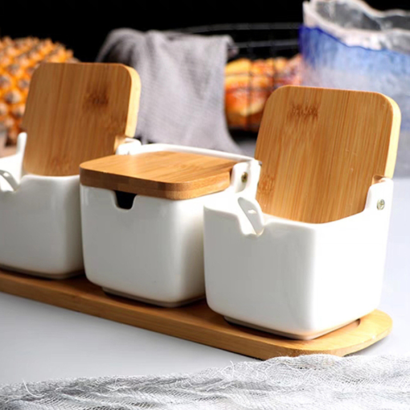 Set kvadratnih keramičkih posuda za začine s drvenim poklopcem – skandinavski minimalistički stil kuhinje