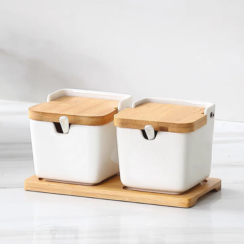 Set kvadratnih keramičkih posuda za začine s drvenim poklopcem – skandinavski minimalistički stil kuhinje