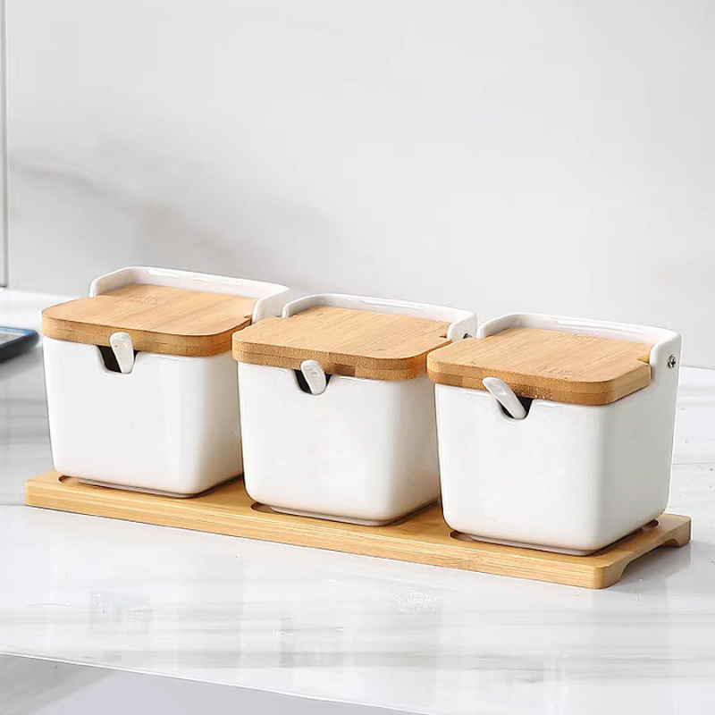 Set kvadratnih keramičkih posuda za začine s drvenim poklopcem – skandinavski minimalistički stil kuhinje