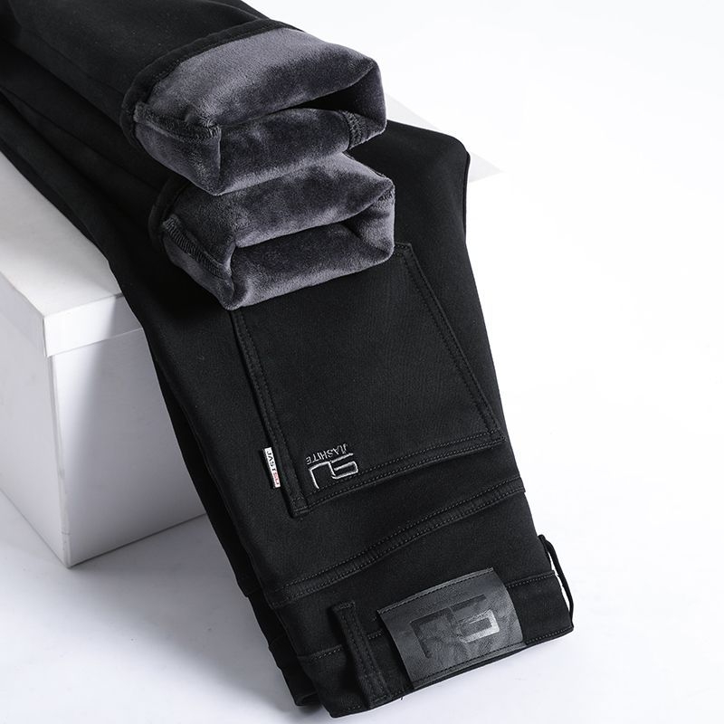 Téli férfi fekete fleece-béléssel ellátott farmernadrág, egyenes szabás