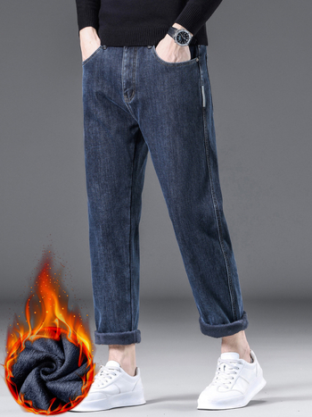 Fleece-vel bélelt vastag farmernadrág férfiaknak, lazán szabott egyenes szabású, kék-szürke, 9/10 hosszúságú, tél 2025