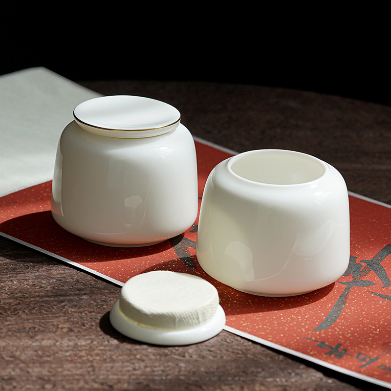 Mala bijela keramička posuda za čaj od bijelog porcelana, prijenosna i čvrstim zatvaranjem