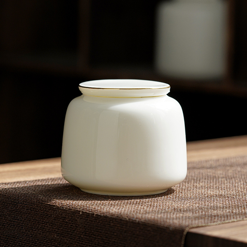 Mala bijela keramička posuda za čaj od bijelog porcelana, prijenosna i čvrstim zatvaranjem