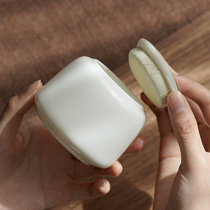 Mala bijela keramička posuda za čaj od bijelog porcelana, prijenosna i čvrstim zatvaranjem