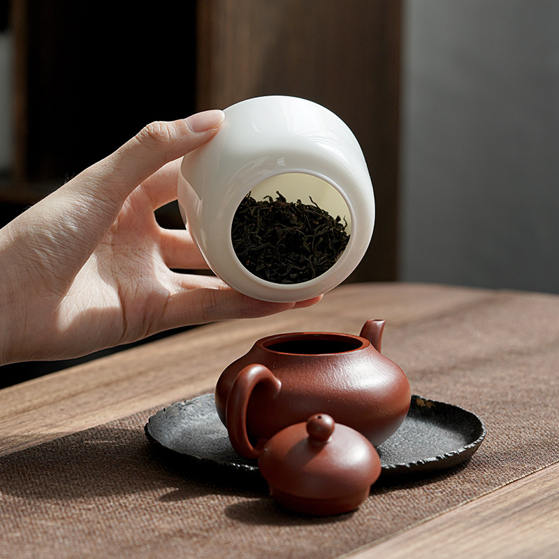 Mala bijela keramička posuda za čaj od bijelog porcelana, prijenosna i čvrstim zatvaranjem