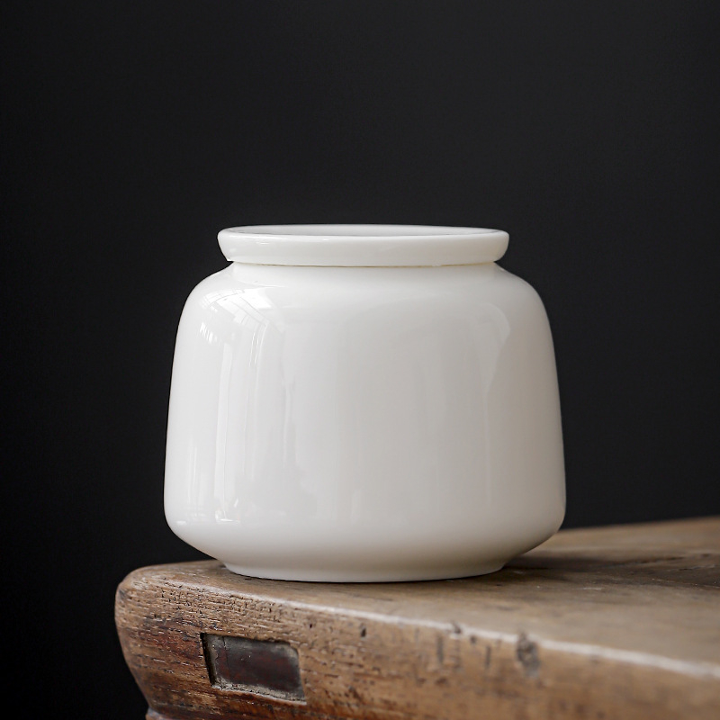 Mala bijela keramička posuda za čaj od bijelog porcelana, prijenosna i čvrstim zatvaranjem