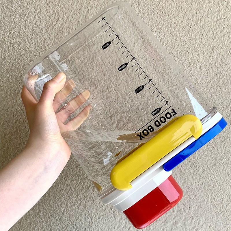 Kompaktan plastični spremnik za skladištenje brašna i žitarica, otporan na insekte i vlagu, s čvrstim brtvom, kapacitet 2,1–3 L.