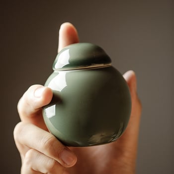 Mali keramički čajni spremnik Yue Kiln Longquan Celadon, prijenosni mini čajni spremnik sa zatvaračem, putna kutija, posuda za mirisni prah