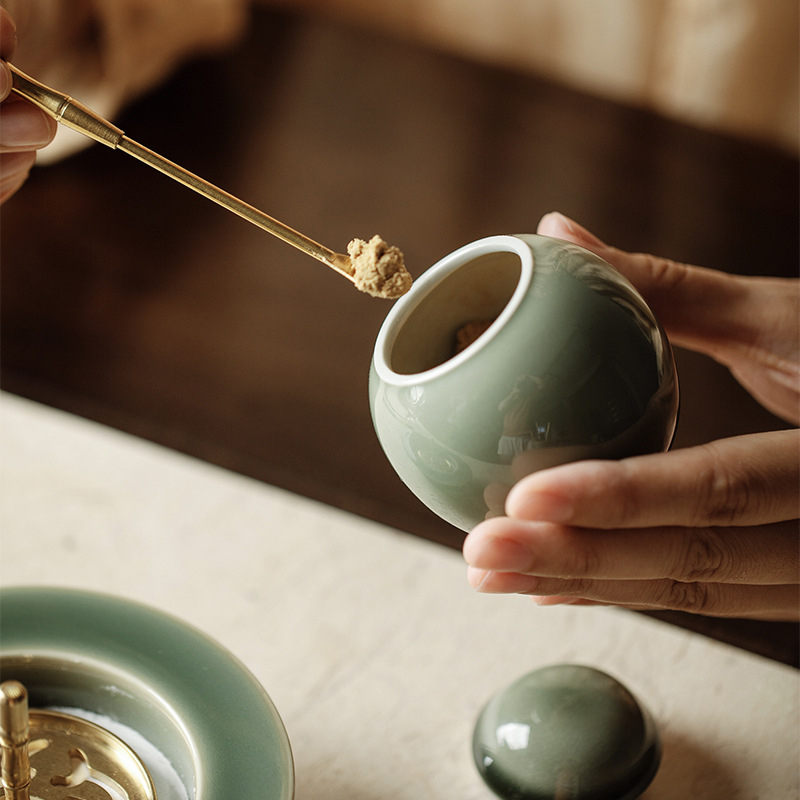 Mali keramički čajni spremnik Yue Kiln Longquan Celadon, prijenosni mini čajni spremnik sa zatvaračem, putna kutija, posuda za mirisni prah
