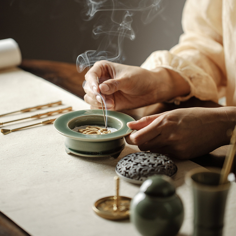 Mali keramički čajni spremnik Yue Kiln Longquan Celadon, prijenosni mini čajni spremnik sa zatvaračem, putna kutija, posuda za mirisni prah