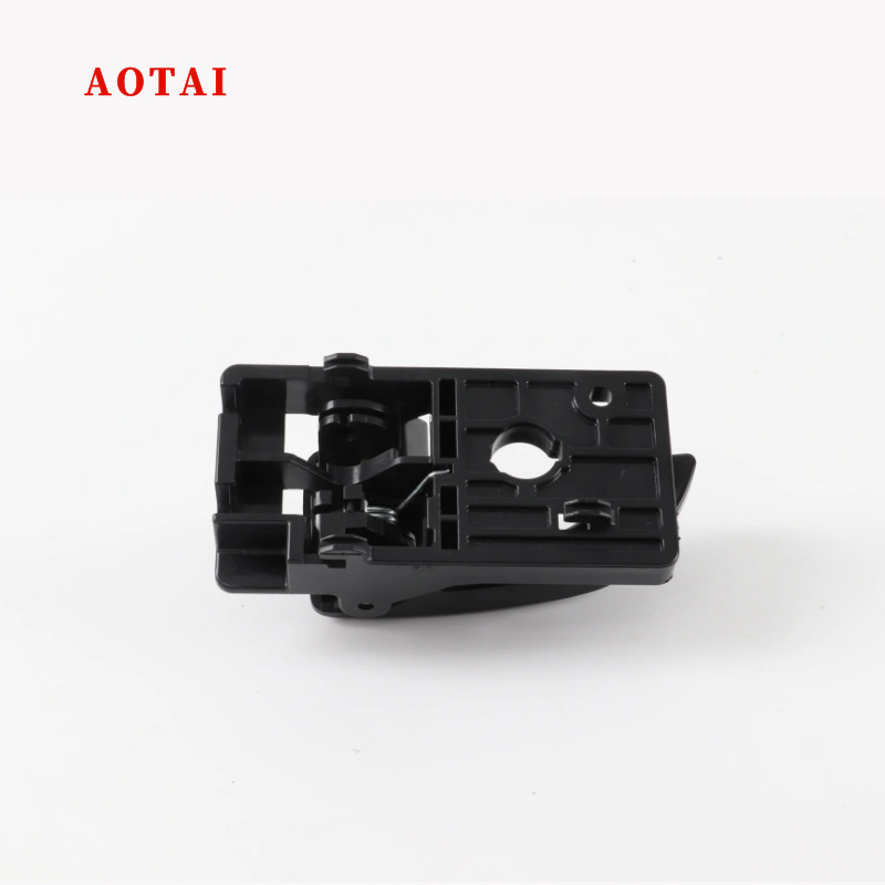 Unutarnja kvaka za Hyundai Tucson 2006-2013, kompatibilna s brojevima 82610-2E000 i 82620-2E000, materijal plastika i metal, crna.