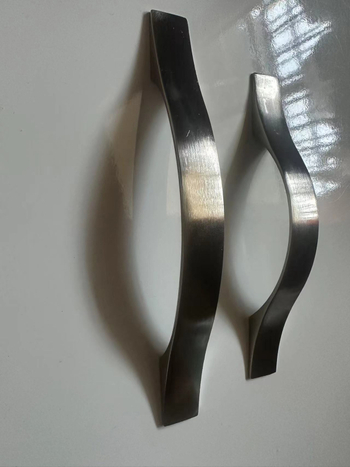 Ručka od aluminij-zink legure, pravokutnog kuta, kristalni detalj, ugrađena s jednim otvorom za ladice i garderobu, skrivena ručka za povlačenje s prstenom
