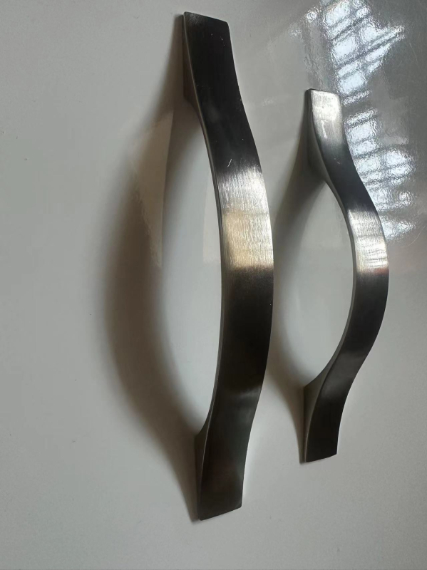 Ručka od aluminij-zink legure, pravokutnog kuta, kristalni detalj, ugrađena s jednim otvorom za ladice i garderobu, skrivena ručka za povlačenje s prstenom