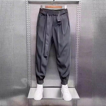 Férfi cropped casual nadrág drapált részletekkel, tavasz–nyár 2024, szintetikus szálakból