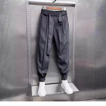 Férfi cropped casual nadrág drapált részletekkel, tavasz–nyár 2024, szintetikus szálakból