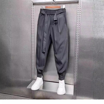 Férfi cropped casual nadrág drapált részletekkel, tavasz–nyár 2024, szintetikus szálakból