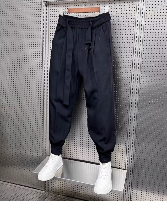 Férfi cropped casual nadrág drapált részletekkel, tavasz–nyár 2024, szintetikus szálakból