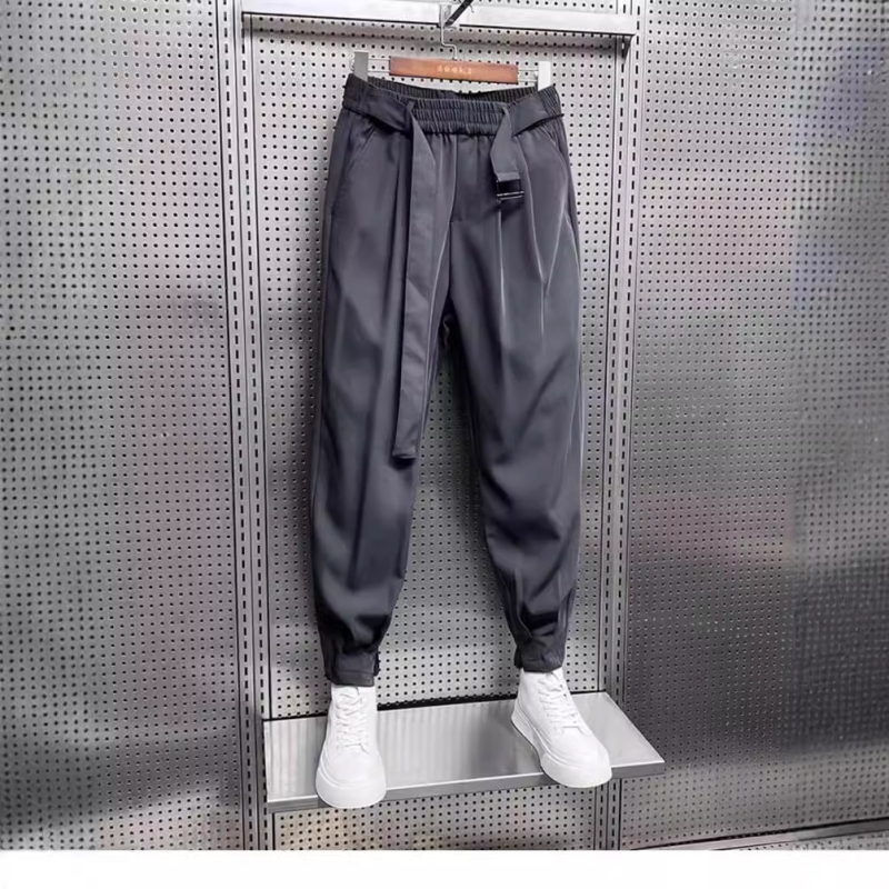 Férfi cropped casual nadrág drapált részletekkel, tavasz–nyár 2024, szintetikus szálakból