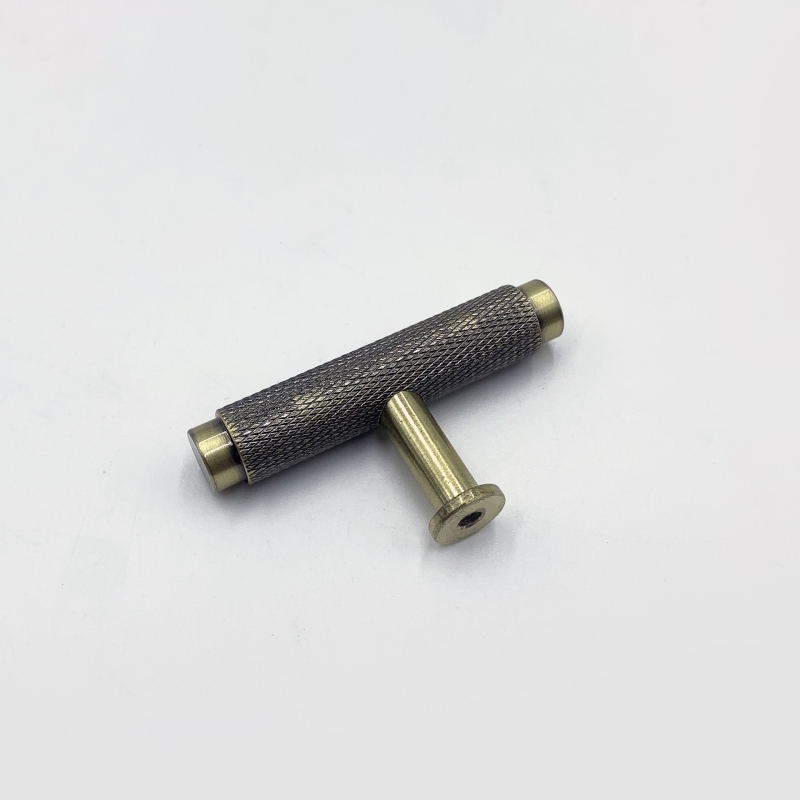 Vintage rebrasta ručica za ladicu, aluminijska legura, elektroforetski premaz u mat crnoj, antik brončani, antik zlato ili sjajno zlato; 28 mm s jednim otvorom; dimenzije 60/96/128/160 mm.