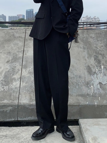 Crne muške hlače s opuštenim ravnim krojem i drapiranim siluetom, japanskog stila uniforme, duge hlače