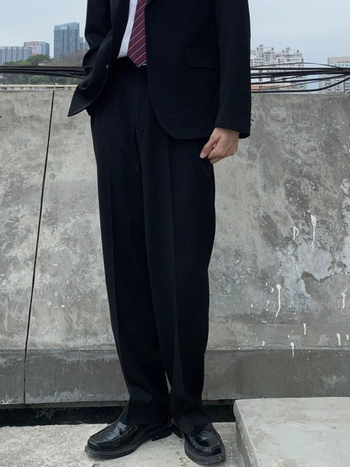 Crne muške hlače s opuštenim ravnim krojem i drapiranim siluetom, japanskog stila uniforme, duge hlače