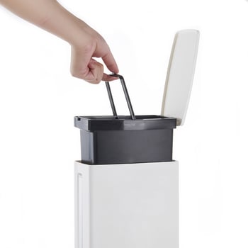 Plastična košara za kupaonicu s poklopcem i četkom za zahod, pogodna za vrećice za otpad i toaletni papir, kapacitet do 4 L.