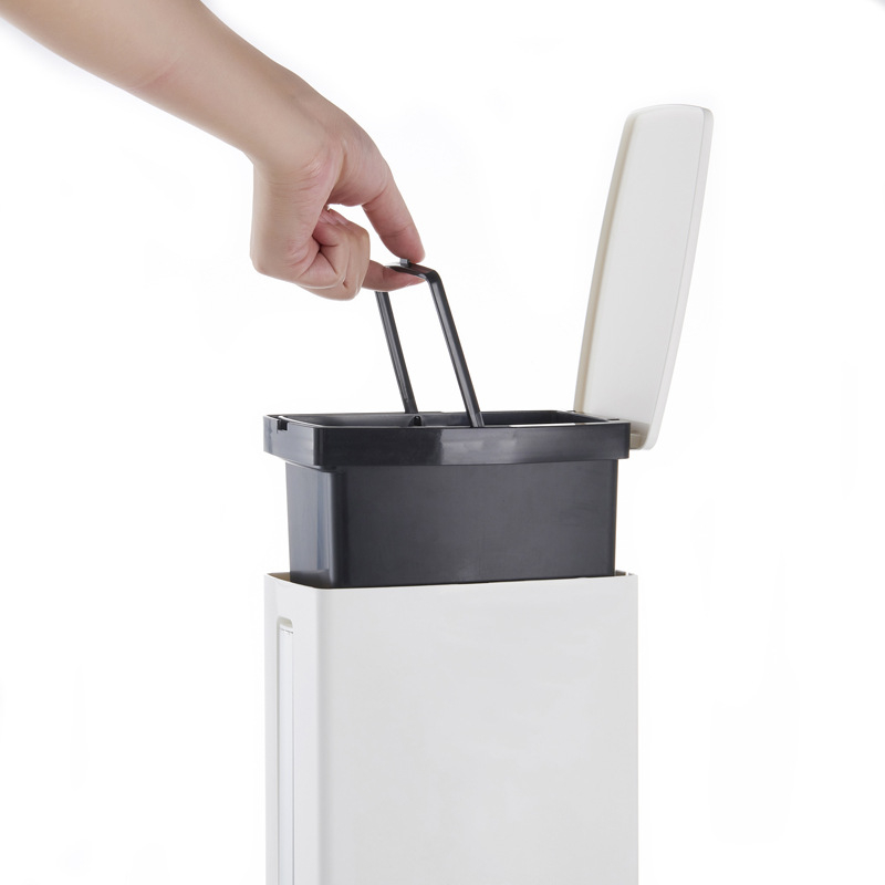 Plastična košara za kupaonicu s poklopcem i četkom za zahod, pogodna za vrećice za otpad i toaletni papir, kapacitet do 4 L.