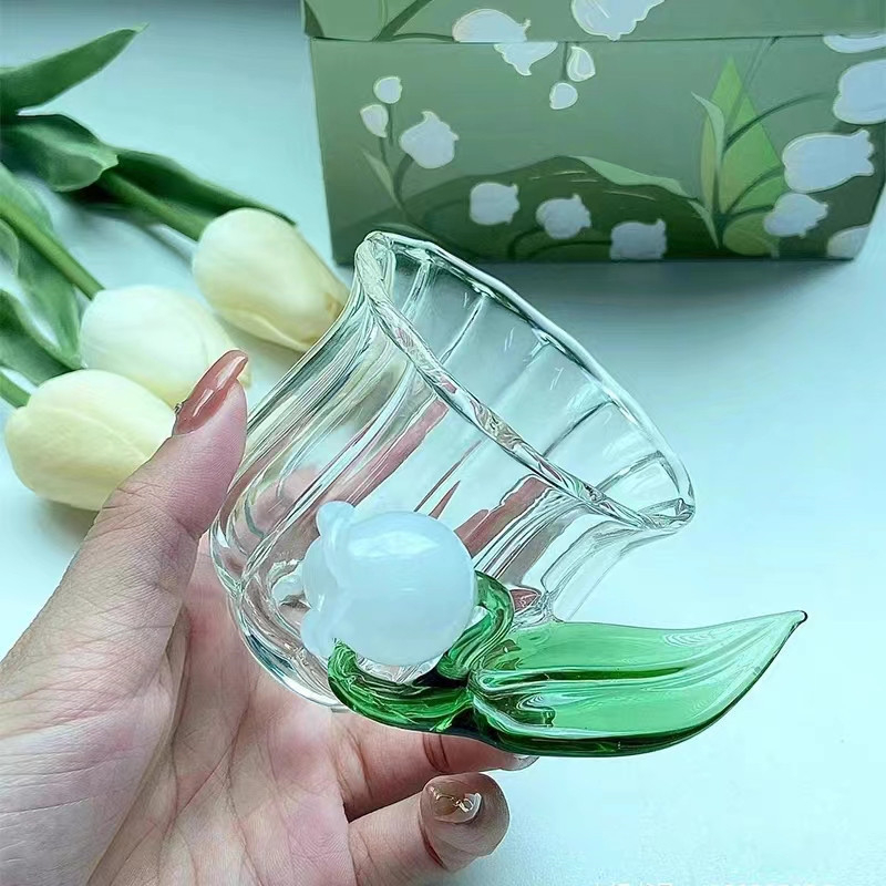 Lily of the Valley šalica za čaj, ručno izrađena staklena šalica s držačem