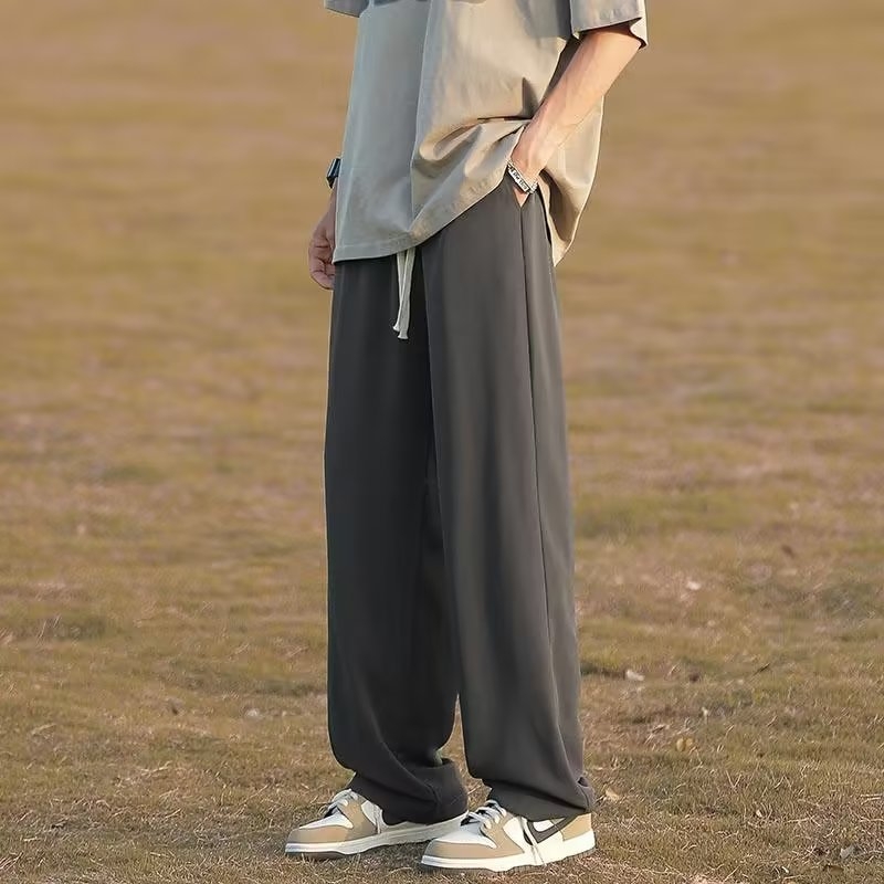 Fekete egyenes szabású, lazán illeszkedő sportnadrág fiúknak, nyár–ősz 2024
