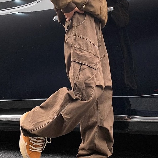 Melard férfiaknak szóló kávébarna munkanadrág, pliszírozott, ejtőernyős-stílusú, lazán bő, casual nadrág