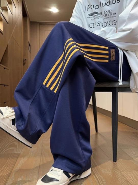 Szürke, nehéz sportnadrág férfiaknak, lazán szabott egyenes szabás, három csíkkal, mindennapi viseletre
