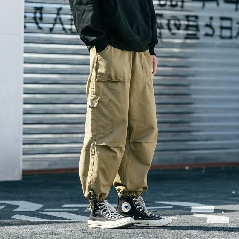 Muške hlače u japanskom stilu s funkcionalnim dizajnom, casual, širokih krojeva, s vezicom na gležnjevima, ulzzang hip-hop izgled, s više džepova.