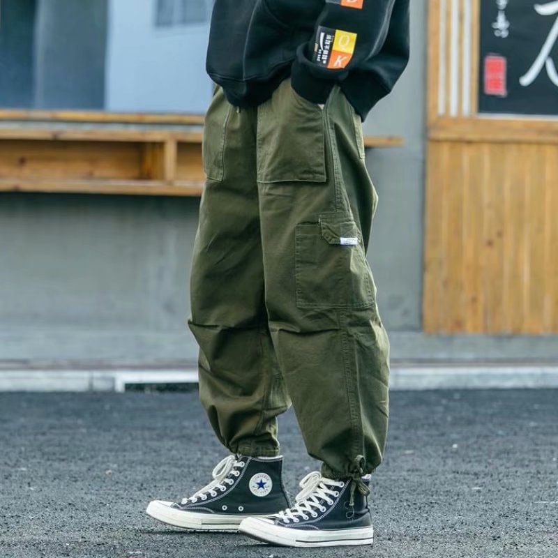 Muške hlače u japanskom stilu s funkcionalnim dizajnom, casual, širokih krojeva, s vezicom na gležnjevima, ulzzang hip-hop izgled, s više džepova.