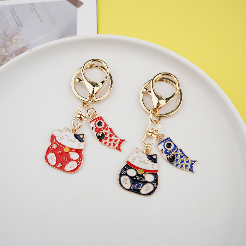 Ključevni lanac s koi ribom i Maneki-Neko mačkom – talisman sreće, ukrasni privjesak, suvenir