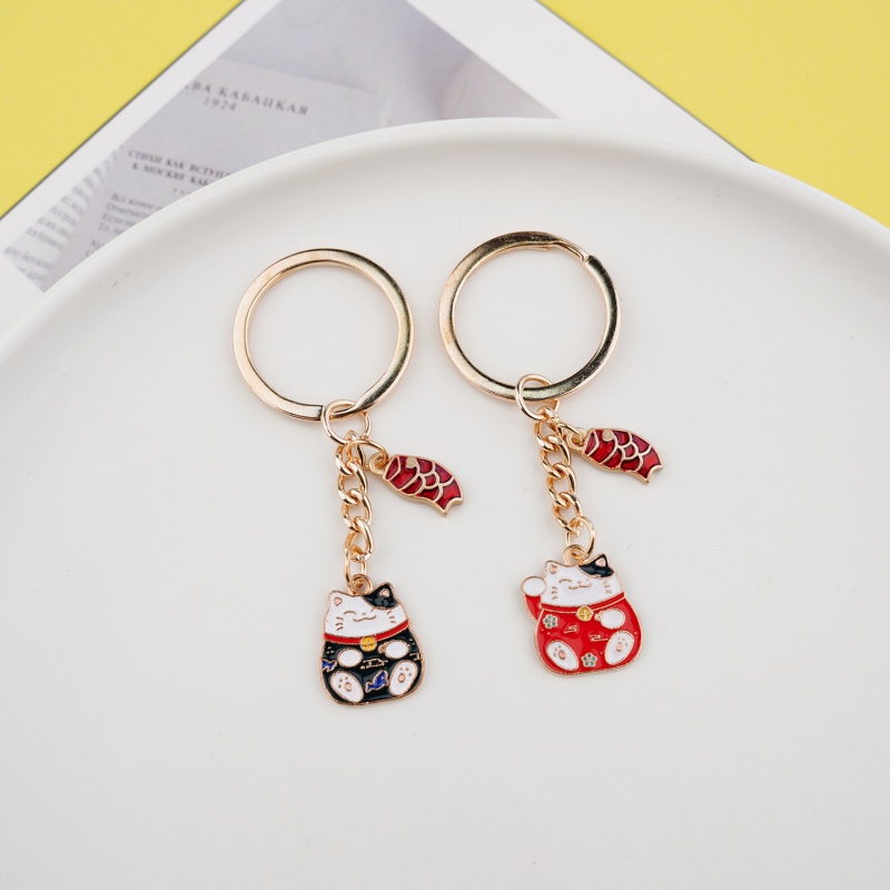 Ključevni lanac s koi ribom i Maneki-Neko mačkom – talisman sreće, ukrasni privjesak, suvenir
