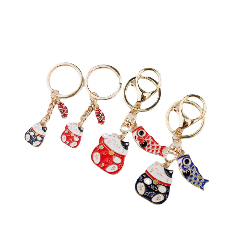 Ključevni lanac s koi ribom i Maneki-Neko mačkom – talisman sreće, ukrasni privjesak, suvenir