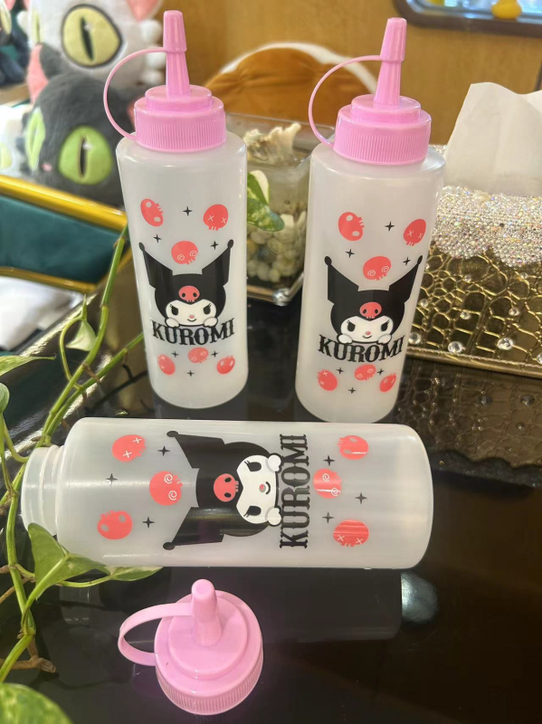 Slatki crtani dizajn, trodijelni set posuda za kuhinju s plastičnim uskim izljevom; uključuje bocu za filtriranje ulja, bocu za umak od rajčice i bocu za začine za salatu.
