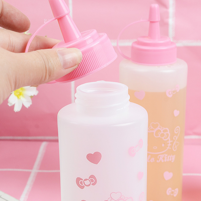 Slatki crtani dizajn, trodijelni set posuda za kuhinju s plastičnim uskim izljevom; uključuje bocu za filtriranje ulja, bocu za umak od rajčice i bocu za začine za salatu.