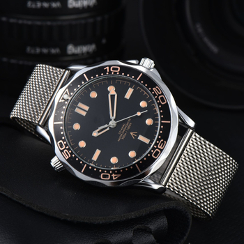 Muški kvarcni sat u europskom stilu, tri kazaljke, kućište od zlitine, remen od imitacijske kože, promjer cifernika 43 mm, debljina 13 mm, luminescijske kazaljke, prikaz mjeseca.
