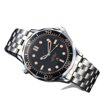 Muški kvarcni sat u europskom stilu, tri kazaljke, kućište od zlitine, remen od imitacijske kože, promjer cifernika 43 mm, debljina 13 mm, luminescijske kazaljke, prikaz mjeseca.